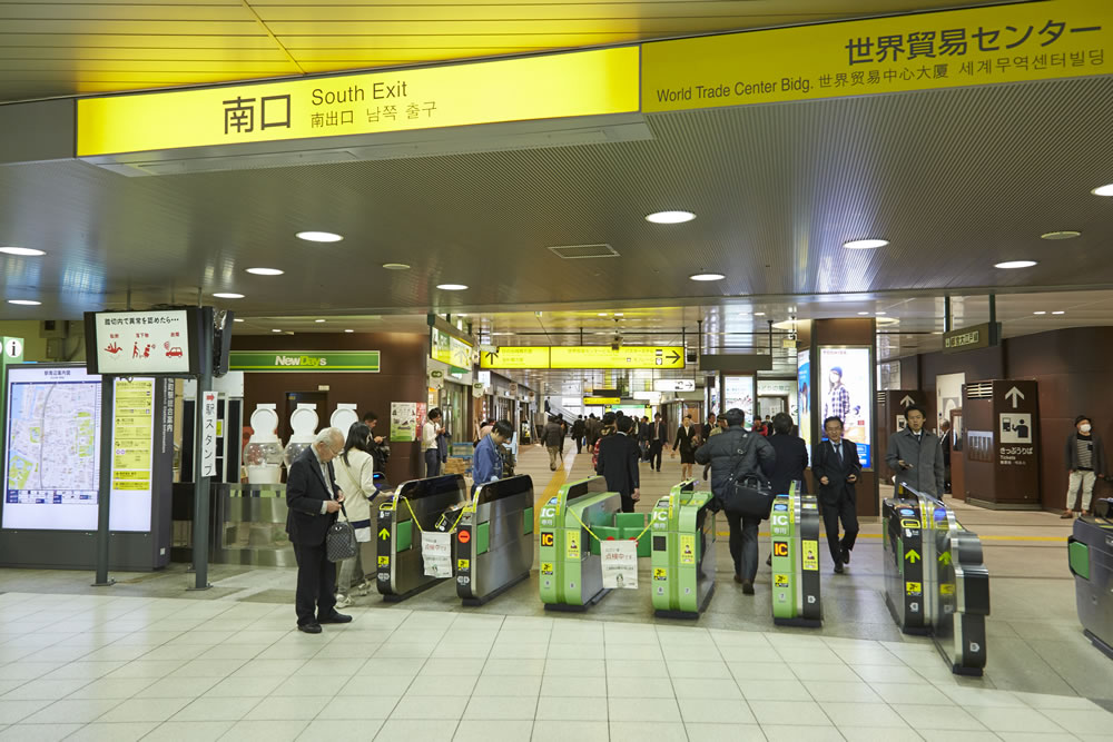 ①浜松町駅南口を出ます